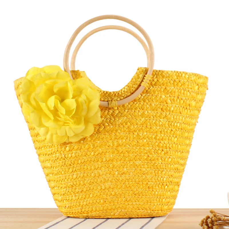 Geflochtene Strohtasche mit Blumenakzent Skanto