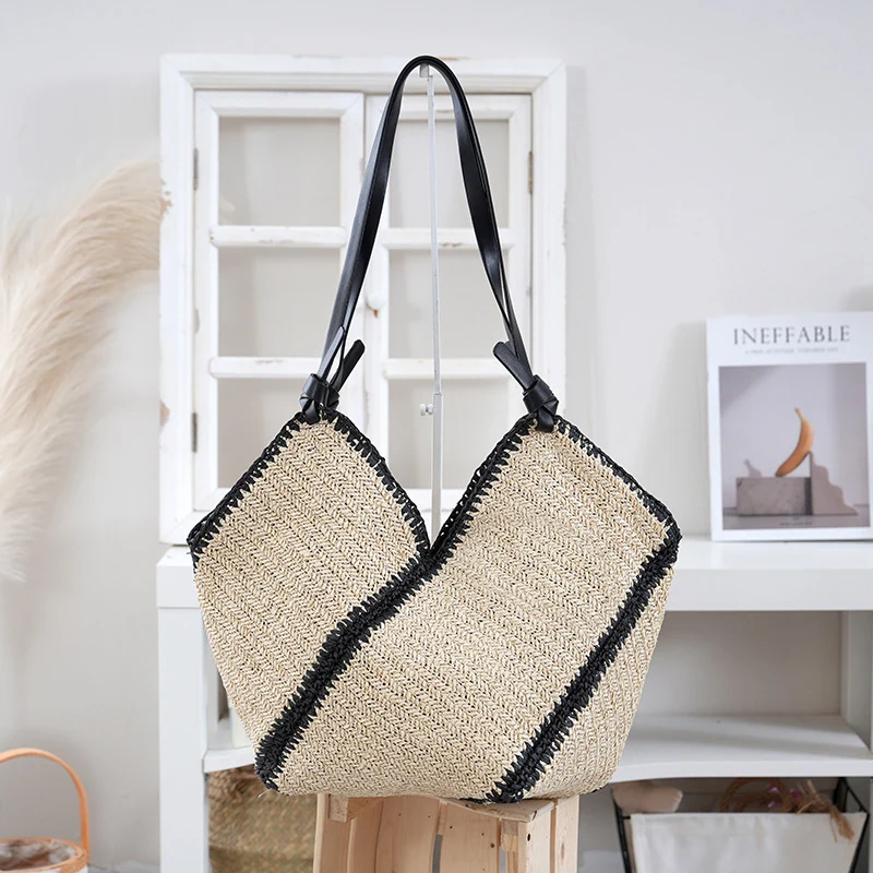 Handtasche aus gewebtem Naturmaterial mit kontrastierenden Ledergriffen Skanto