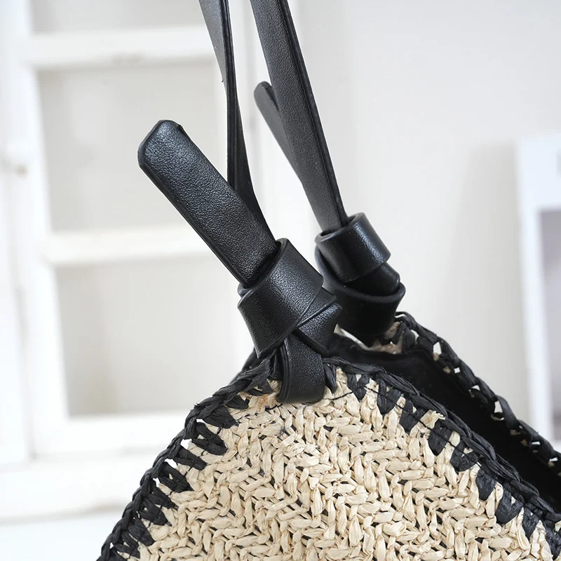 Handtasche aus gewebtem Naturmaterial mit kontrastierenden Ledergriffen Skanto