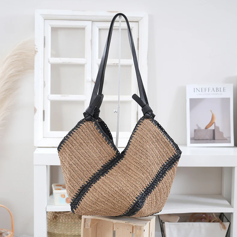 Handtasche aus gewebtem Naturmaterial mit kontrastierenden Ledergriffen Skanto