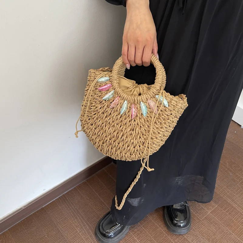 Moderne Strohtasche mit Perlenverzierung Skanto