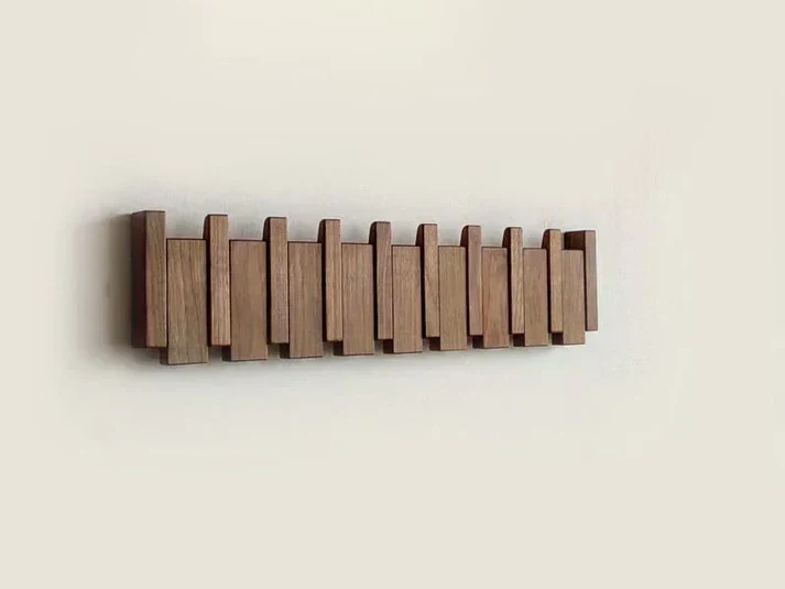 HarmonyCoat Piano Holzgarderobe – Dekorative Haken für Flur und Wohnzimmer | Skanto