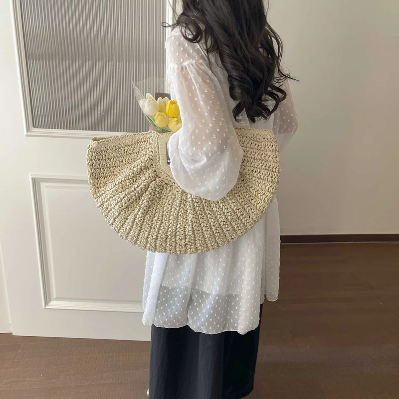 Handgemachter Strohkorb mit eleganten Falten Skanto