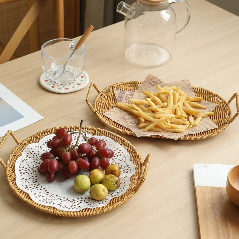 Handgeflochtenes rundes Serviertablett mit ergonomischen Griffen Skanto