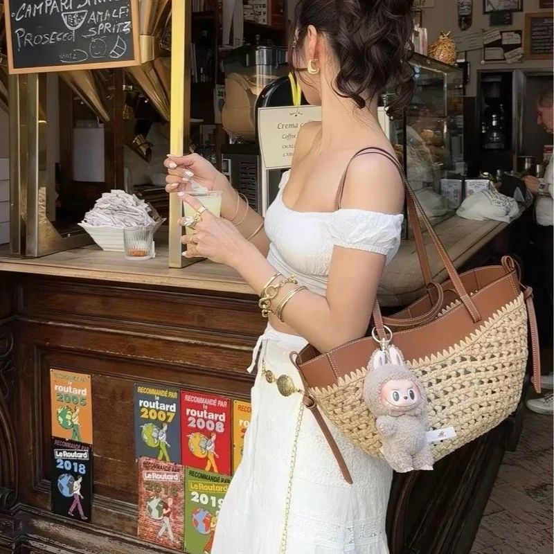 Geflochtene Handtasche mit elegantem Lederdetail Skanto