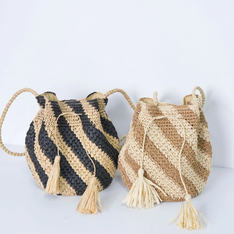Geflochtene Handtasche mit Fransen und Streifendesign Skanto