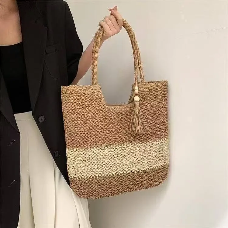 Handtasche aus gewebtem Naturmaterial mit Quastendetails Skanto
