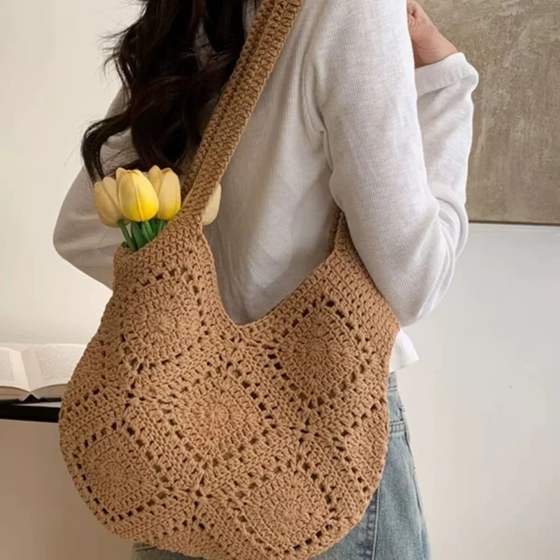 Handtasche aus gewebtem Naturmaterial mit Quastendetails Skanto