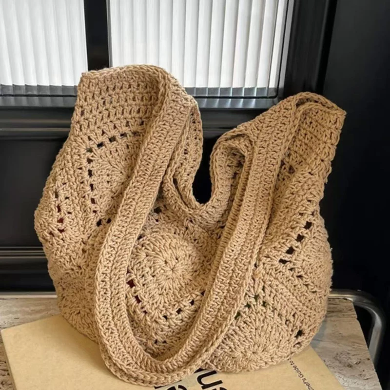 Handtasche aus gewebtem Naturmaterial mit Quastendetails Skanto