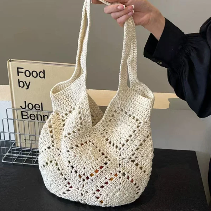 Handtasche aus gewebtem Naturmaterial mit Quastendetails Skanto
