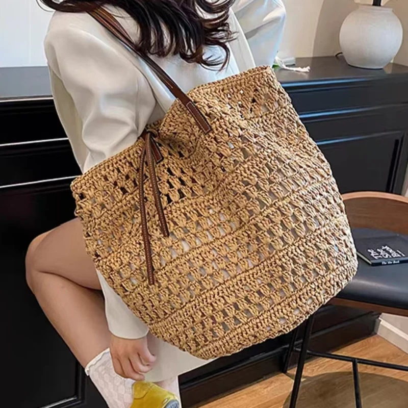 Handtasche aus gewebtem Naturmaterial mit Ledergriffen Skanto