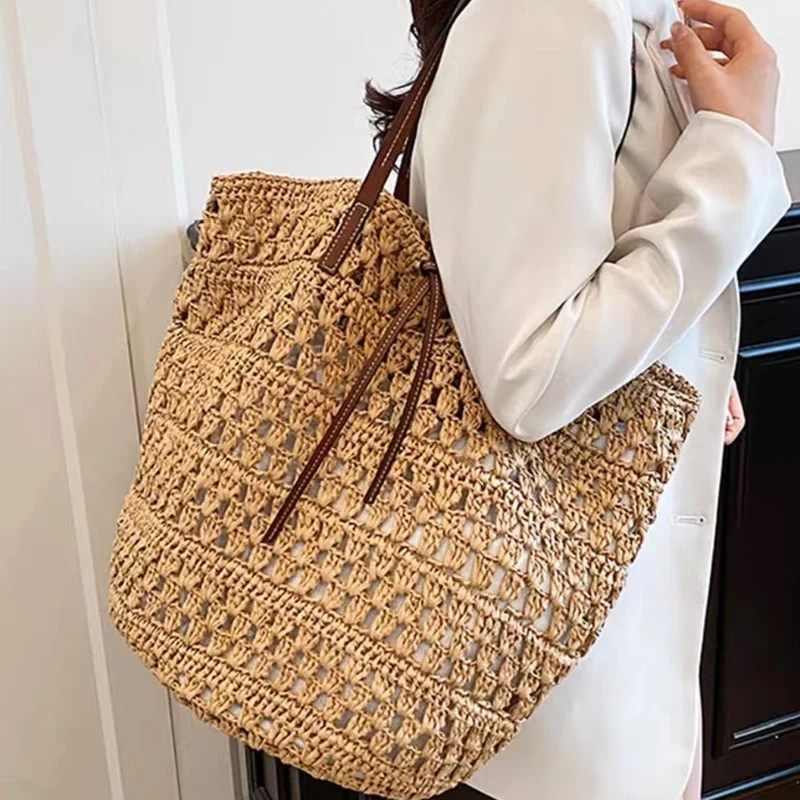 Handtasche aus gewebtem Naturmaterial mit Ledergriffen Skanto