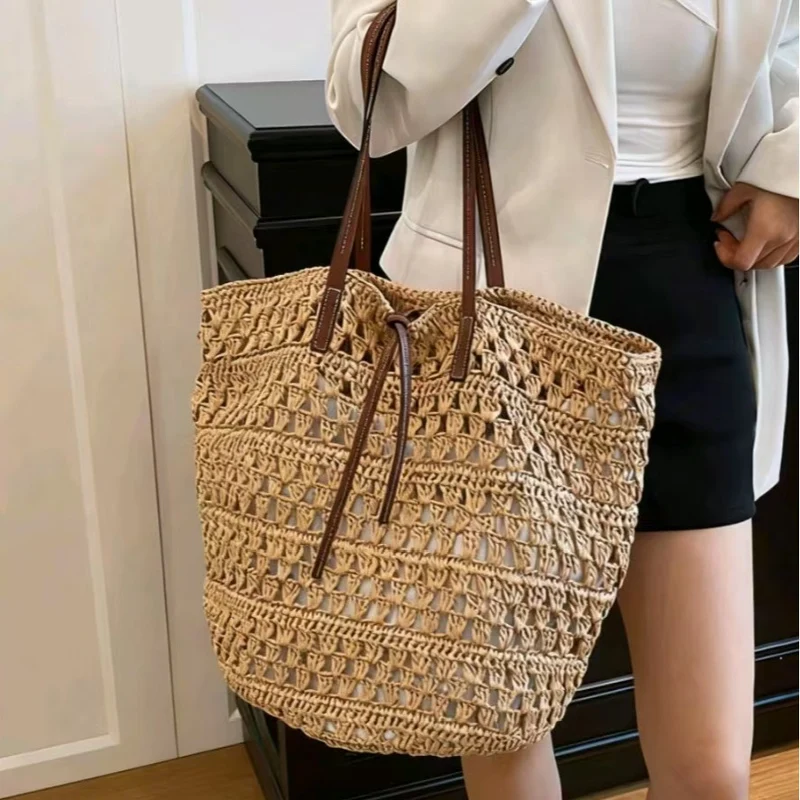 Handtasche aus gewebtem Naturmaterial mit Ledergriffen Skanto