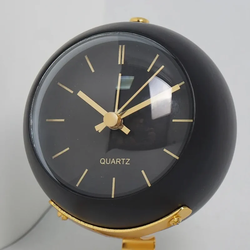 Minimalistische skandinavische Tischuhr mit leisem Quarzwerk | Skanto
