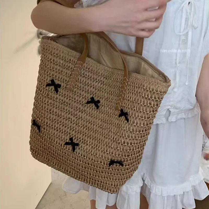 Geflochtene Strohtasche mit dekorativem Schleifendesign Skanto