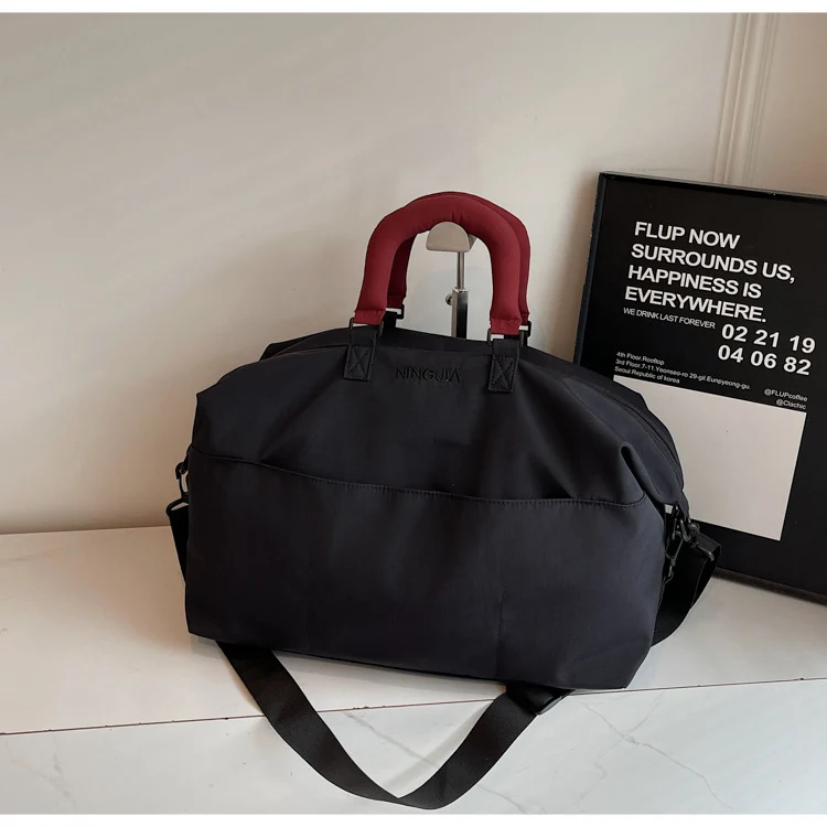 Sportliche Reisetasche für Damen mit ergonomischen Griffen und variabler Fächeraufteilung Skanto