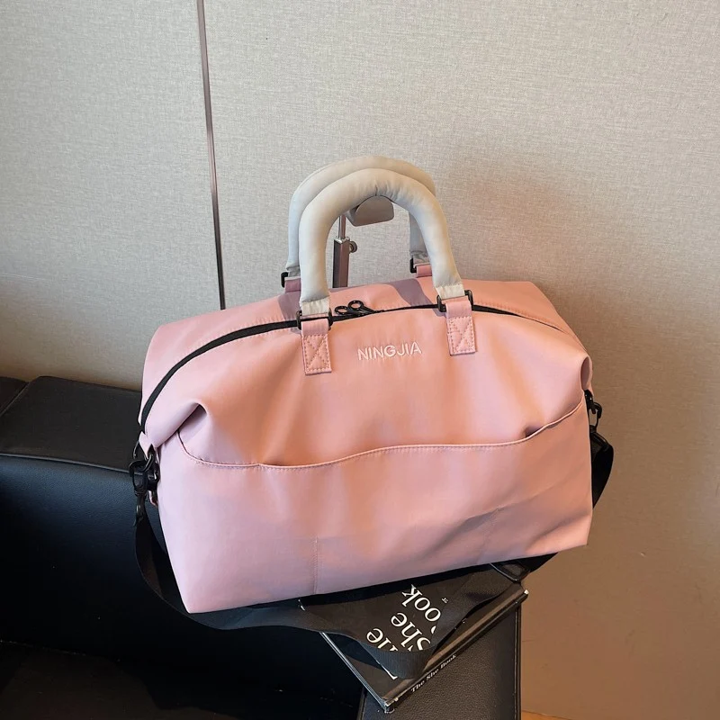 Sportliche Reisetasche für Damen mit ergonomischen Griffen und variabler Fächeraufteilung Skanto