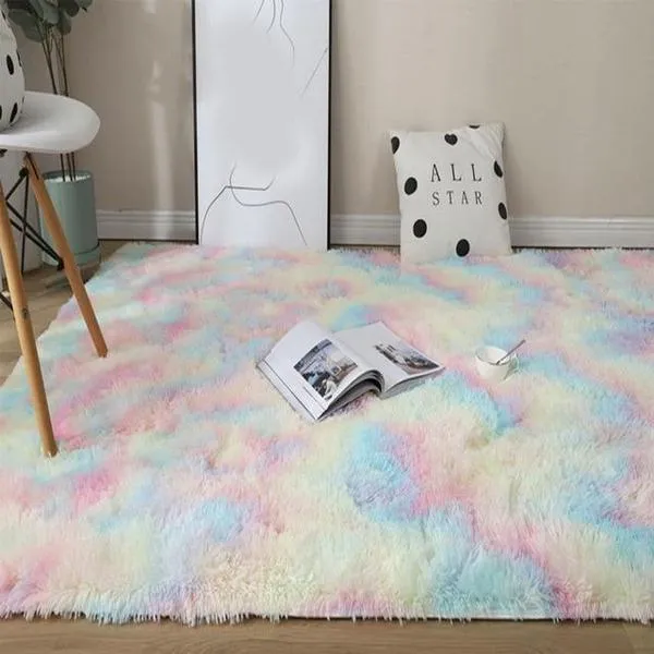 Plüschiger Regenbogen-Fellteppich | Skanto