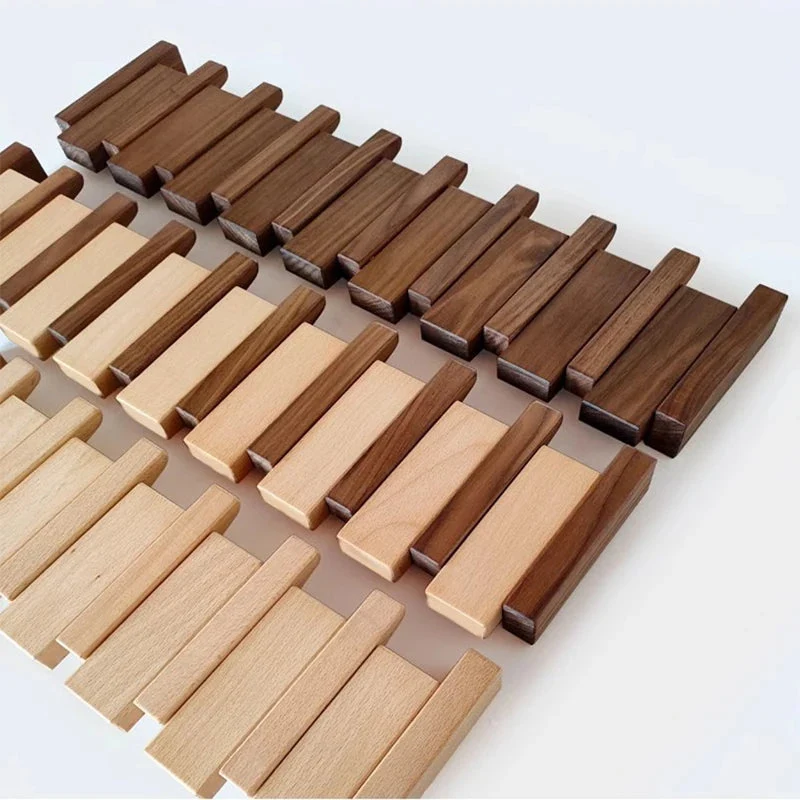 Wandgarderobe aus Holz im Klavierdesign mit klappbaren Haken | Skanto