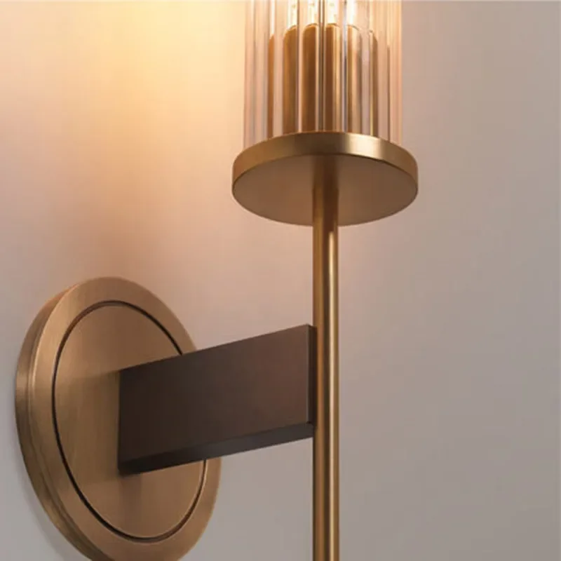 Skanto | Elegante Wandleuchte mit geripptem Glas und Messingakzent