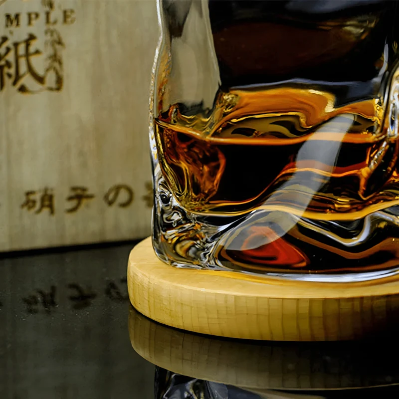 Whiskyglas im Edo-Kiriko-Stil – Handgeschliffen mit einzigartigem Wirbeldesign