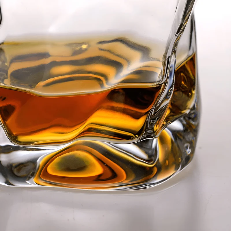 Whiskyglas im Edo-Kiriko-Stil – Handgeschliffen mit einzigartigem Wirbeldesign