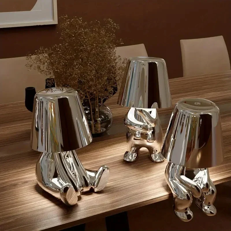 Moderne LED-Tischlampe im skulpturalen Design – Dekorative Statuettenlampe für das Wohnzimmer | Skanto