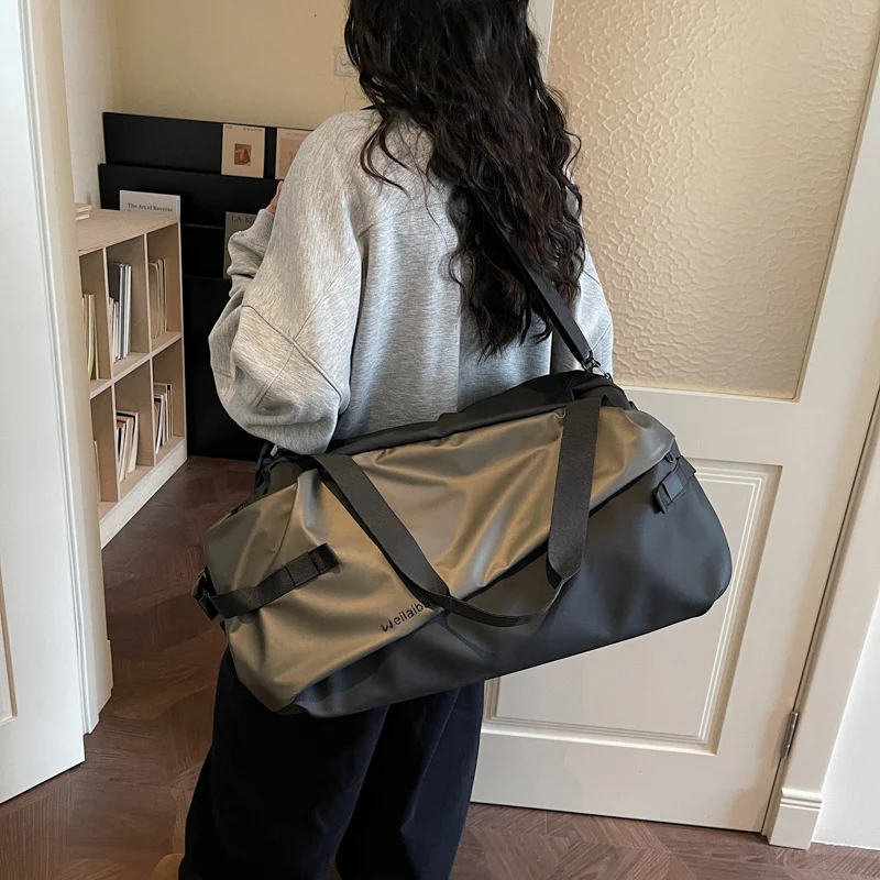 Sportliche Reisetasche für Damen aus strapazierfähigem Material mit flexiblen Trageoptionen Skanto