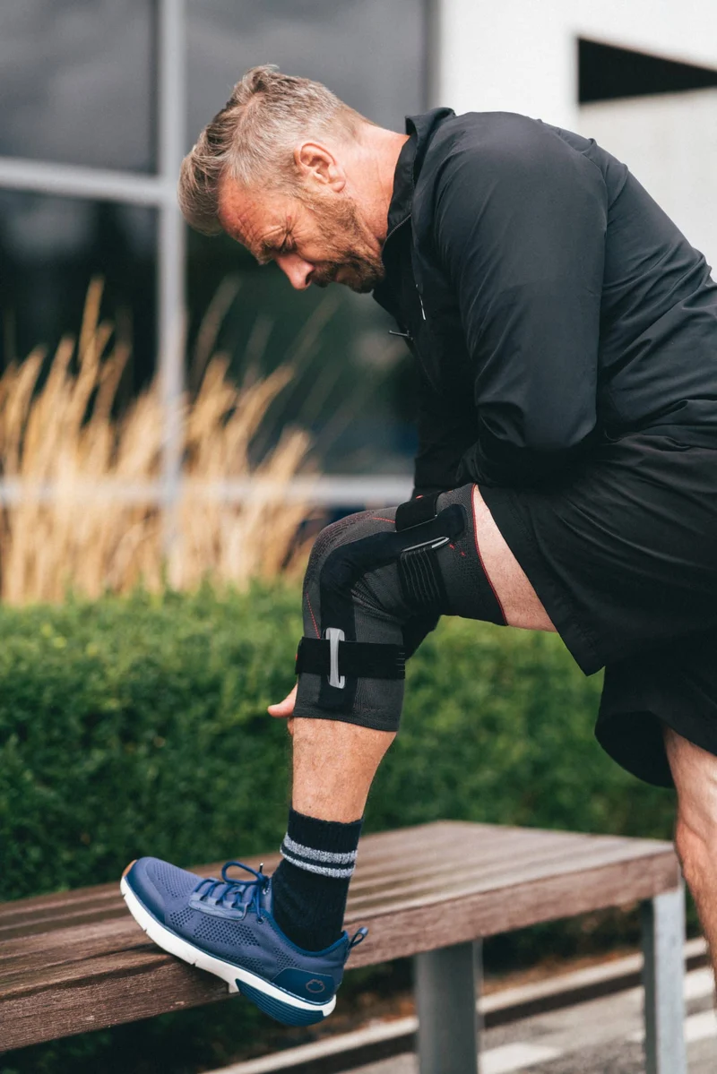 Stabilisierende Kniebandage mit Gurtsystem