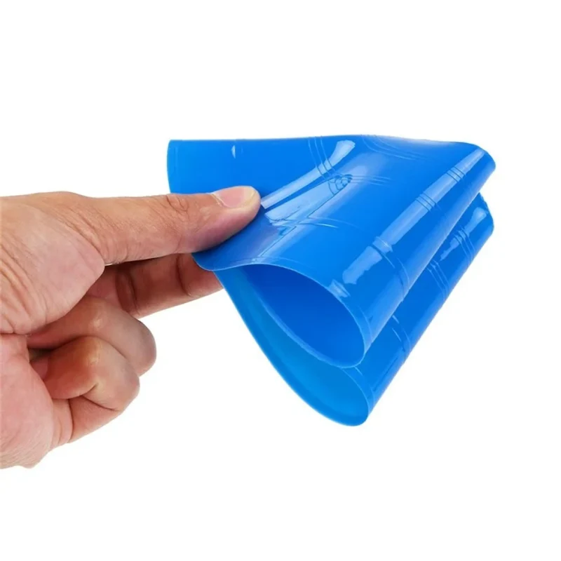 Agility Kegel Set 15-teilig – Trainingshütchen in 5 Farben mit Halter – Markierungshütchen für Fußball, Fitness & Parcours